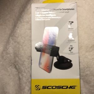 Universal car mount for smart phones NWOT